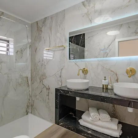 Oceanview Luxury דירה