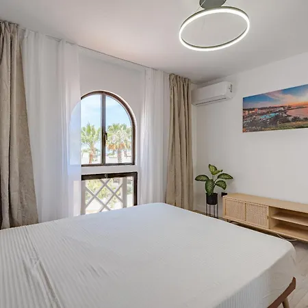 Oceanview Luxury דירה אדחה